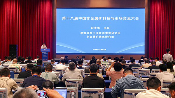 從石墨到石英，頂立科技裝備領(lǐng)航非金屬礦物材料制備新方向 (1).jpg